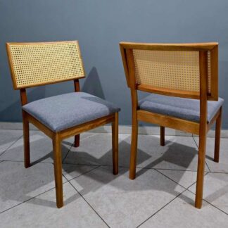Kit com 2 Cadeiras Berlim Madeira Macica Canela.Linho Cinza Rattan Natural Sala Vip Decoracoes